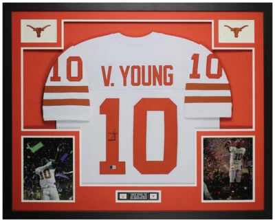 Camiseta deportiva blanca autografiada y enmarcada de Vince Young de Texas con certificado de autenticidad Beckett Foto 1 de 4