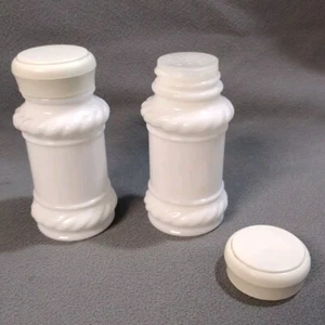Indiana Milk Glass Salt & Pepper Shakers/ Spice Jars 3.5" Tall 1960’s VTG - Bild 1 von 9