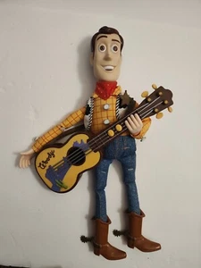 1999 Toy Story 2 Strummin' Singing 17" Woody Doll Figure Chitarra senza cappello FUNZIONANTE - Foto 1 di 10