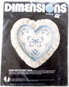 Nuevo en Paquete Kit de Almohada Corazón Mariposa Azul Primavera Sarga Nuevas Dimensiones - Imagen 1 de 2