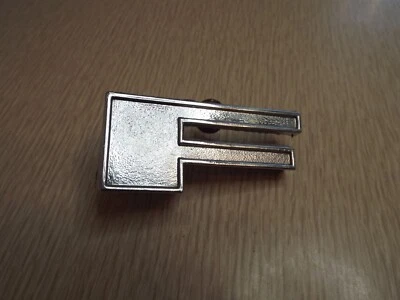 Emblema letra F 1973 1974 1975 1976 1977 Ford F100 F150 F250 F350 camioneta parrilla B Foto 1 de 4