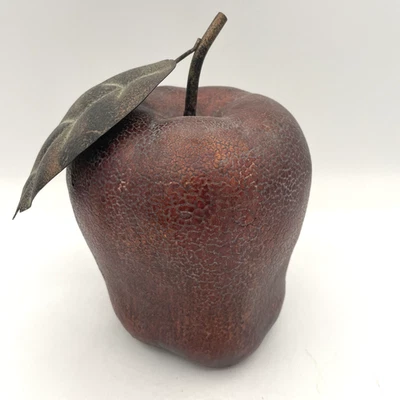 Estatuilla decorativa de manzana de resina con tallo y hoja de metal - aspecto de cuero marrón rojizo Foto 1 de 4