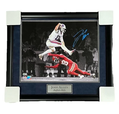 Josh Allen Buffalo Bills Firmado Leap Spotlight 16x20 Foto Enmarcada 23x27; Beckett Foto 1 de 2