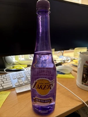 Botella de agua púrpura sin abrir campeones de la NBA espalda con espalda de Los Angeles Lakers 2010 Foto 1 de 3