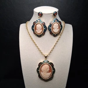 AMEDEO Carved Cameo Shell Lady Necklace & Earrings Set Crystal & Enamel. 15.350 - Picture 1 of 10