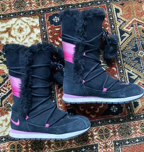 NIKE STIEFEL W's 9 schwarz Wildleder mit Bommel & Kunstfell SEITENREISSVERSCHLUSS y2k SKI 2005 RAVE - Bild 1 von 14