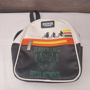 Netflix Stranger Things Hawkins High School Erwachsene Mini Rucksack - 11” x 9” - Bild 1 von 7