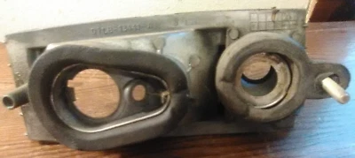 Carcasa de luz trasera/freno del lado del conductor de un Lincoln Continental Mark III 1970 Foto 1 de 4