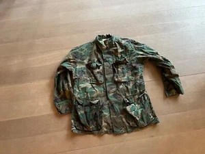 Abrigo militar Rip Stop clima cálido bosque camuflaje talla mediana largo - Imagen 1 de 4