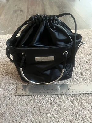 Cartera pequeña Enzo Angiolini de plata satinada con herrajes Foto 1 de 4