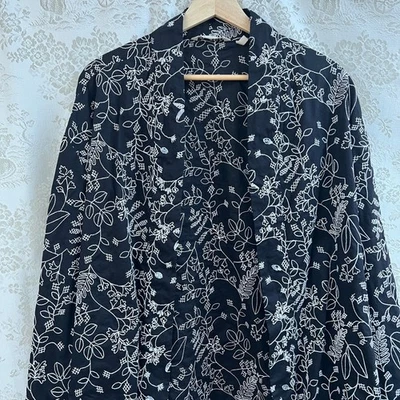 柔软环绕夹克 Academia 黑色白色花卉刺绣开襟 1X — 第 1/4 张图片