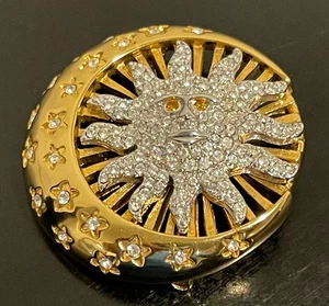 FIRMADO CISNE DE SWAROVSKI LUNA SOL ESTRELLAS BROCHE LOGOTIPO DE CISNE - Imagen 1 de 4