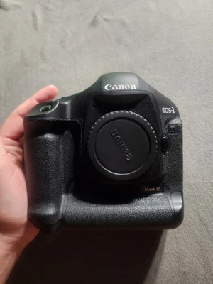 Canon 1DMk.iii EF Works With Battery,Charger, And Memory Card. NO LENS - Image 1 of 4