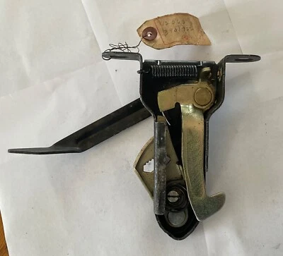 Años 60 = American Motors AMC = MONTAJE DE PESTILLO DE CAPÓ COMO NUEVO = PIEZA DE FABRICANTE ORIGINAL Foto 1 de 4