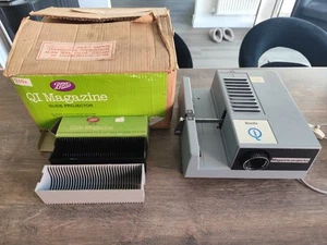 Vintage Boots QI Magazine Slide Projector + 2 x Slide magazines - Picture 1 of 11