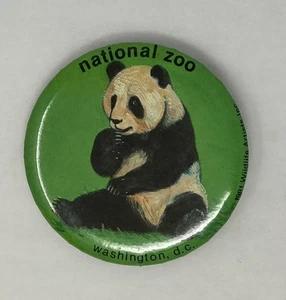 Botón de recuerdo 1981 del Zoológico Nacional de Washington DC con oso panda - Imagen 1 de 4