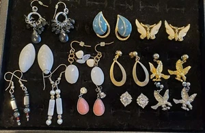 LOTE DE 12 PARES DE PENDIENTES VINTAGE/AHORA PERFORADOS, TRIFARI/AVON/PIEDRA/COLGANTES+ - Imagen 1 de 7
