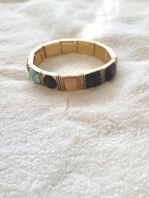 Pulsera Monet elástica dorada con joyas incrustadas Foto 1 de 4