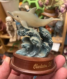 Charleston SC Sammlerstück Delfin Figur Holzsockel Fisch Meeresleben reiten Wellen - Bild 1 von 5