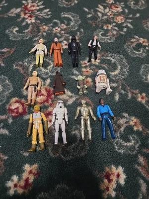 Lote De 12 Figuras De Acción Kenner Star Wars De Colección Algunas Con Sables De Luz Deslizante Foto 1 de 4