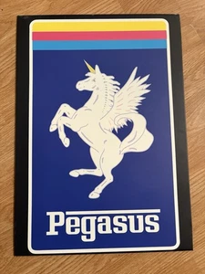 "Letrero retro de hojalata de metal 12,5 x 17,5"" PEGASUS PLACA FIRMADA RARA" - Imagen 1 de 2