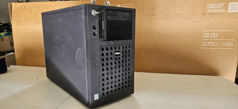 SERVIDOR PEDESTAL TORRE DELL POWEREDGE 2400 PENTIUM piezas no probadas Foto 1 de 4