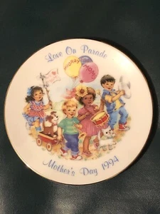 AVON 1994 - Mother's Day Plate - "Love On Parade" with Display Stand - Picture 1 of 2