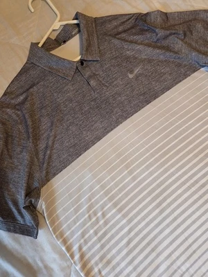 Camisa polo grande gris de rendimiento de golf Tiger Woods Collection para hombre Foto 1 de 4