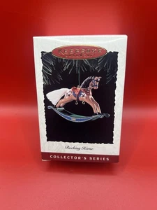 Ornamento cavallo a dondolo Hallmark 1995 15° di serie - Foto 1 di 2