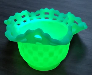 Vtg Fenton Glass Lace Edge Basket Weave Dish Small Bowl Glow Uranium Vaseline - Picture 1 of 9