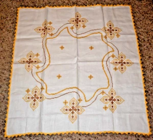 Vintage bestickte goldene Blumen Tischdecke 34""x 32"" Blumenmuster mit goldenem Spitzenrand - Bild 1 von 5