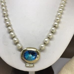 COLLANA DI BIGIOTTERIA ANNI '80 PERLE DI SINTESI, ARGENTO 800 E STRASS - Foto 1 di 9