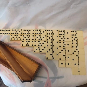 VINTAGE DOMINOS ~ WHITE/BLACK ~ SET OF 28 ~ DOVETAIL WOODEN BOX. - Picture 1 of 2