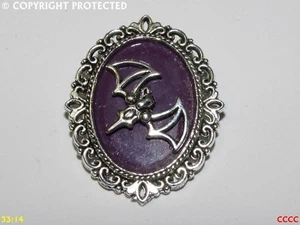 NUOVA spilla steampunk distintivo spilla viola pipistrello gotico halloween horror whitby dracula - Foto 1 di 3
