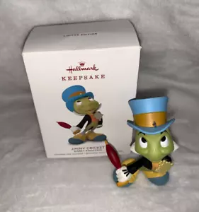 Neu 2018 Hallmark Disney Pinocchio Jiminy Cricket limitierte Auflage Ornament LESEN - Bild 1 von 15