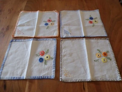 Linge ancien 4 Serviettes  lin écru broderies de fleurs en relief - Photo 1/4