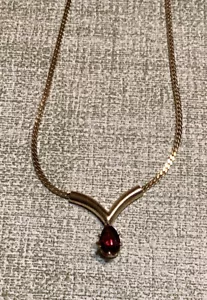Collana chevron tono oro con goccia di pioggia pietra rossa rubino - Foto 1 di 3