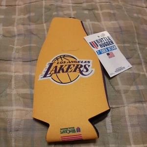 LOS ANGELES LAKERS 12 oz KOOZIE SUPPORTO BOTTIGLIA REFRIGERATORE ISOLATO PIATTO NON PERFETTO - Foto 1 di 3