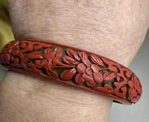 Wunderschön geschnitzter rot-schwarzer Zinnober Armreif Armband - Bild 1 von 8
