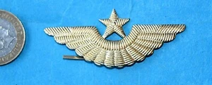 RUSSIAN USSR AIR FORCE WINGS CAP BADGE WITH REAR PRONG FIXING (A). - Picture 1 of 4