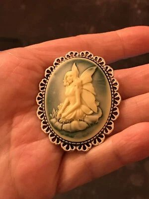 Large Blue Cream Fairy Sitting on a Flower Cameo Brooch Pin  — 第 1/4 张图片
