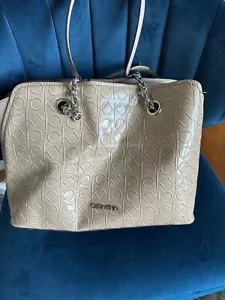 Borsa Calvin Klein Hailey Signature Top Zip Catena Beige leggi - Foto 1 di 23
