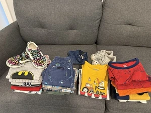 Junge Kleidung/Schuhe Paket 12-18-24 m (27 Teile) - Bild 1 von 13