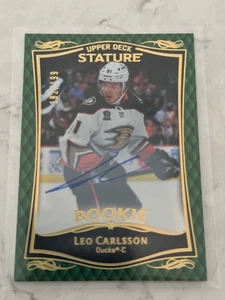 2024-25 UPPER DECK STATURE LEO CARLSSON GREEN AUTO ROOKIE  182/199 - Bild 1 von 2