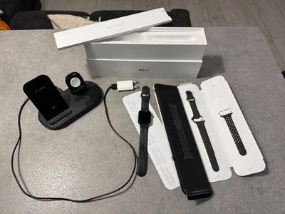 Apple Watch Series 3 42mm Cassa Alluminio Grigio Siderale, Cinturino Silicone... - Immagine 1 di 4