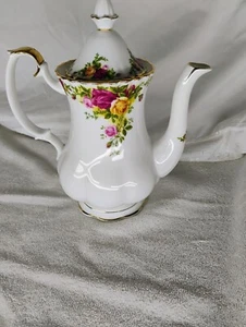 Old Country Roses Medium Coffee Pot (4 cup) by Royal Albert England - Picture 1 of 6