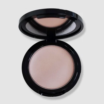 Crema iluminadora en polvo facial Edward Bess All Over Seduction - luz solar $38 0,05 oz Foto 1 de 4