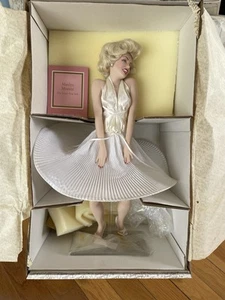 Bambola di porcellana Franklin Marilyn Monroe sette anni prurito 17" come nuova - Foto 1 di 7