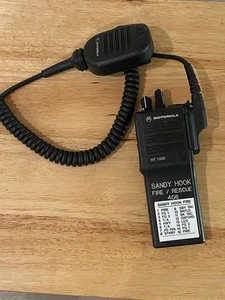 Radio bidireccional Motorola HT1000 H01KDC9AA3DN VHF 136-174 Mhz 16 canales sin batería - Imagen 1 de 3