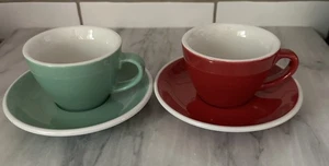 2er Set klassische ACME Durchmesser Kaffeetassen rot grün französischer Cafe-Stil - Bild 1 von 9